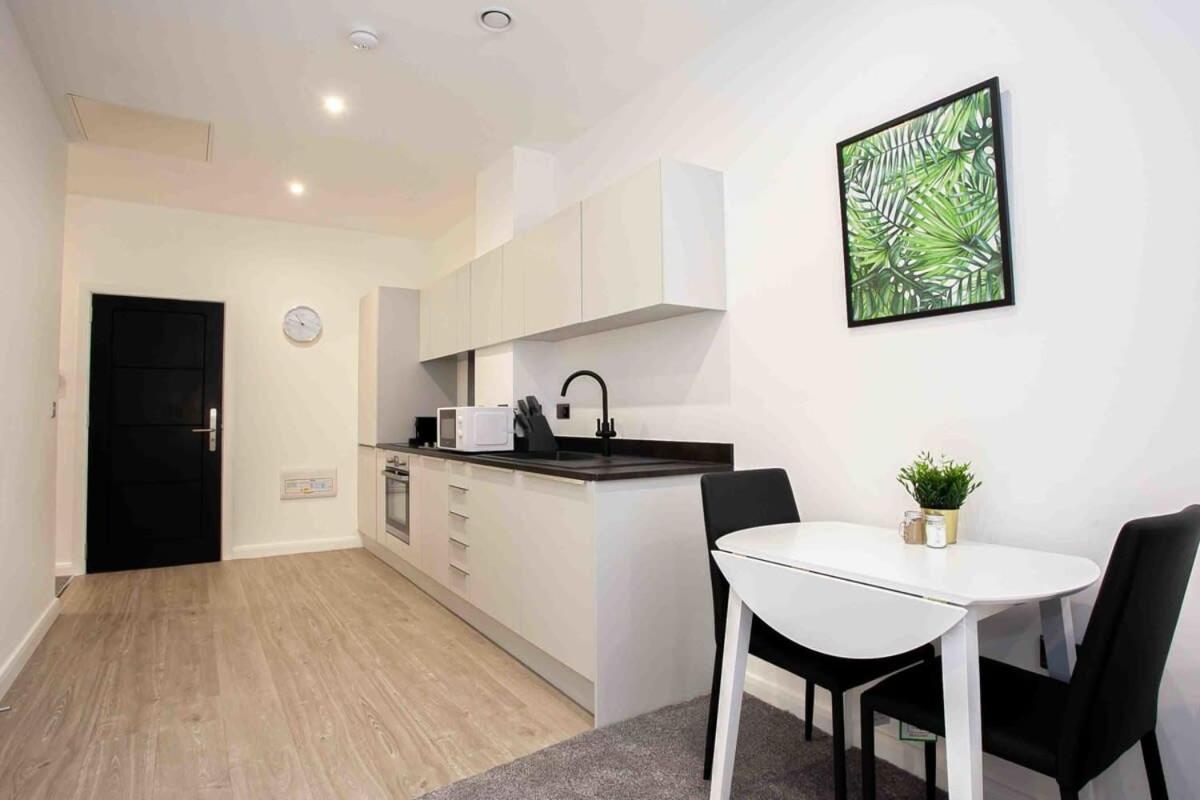 Modern & Stylish 1 Bedroom Apartment In บอลตัน ภายนอก รูปภาพ